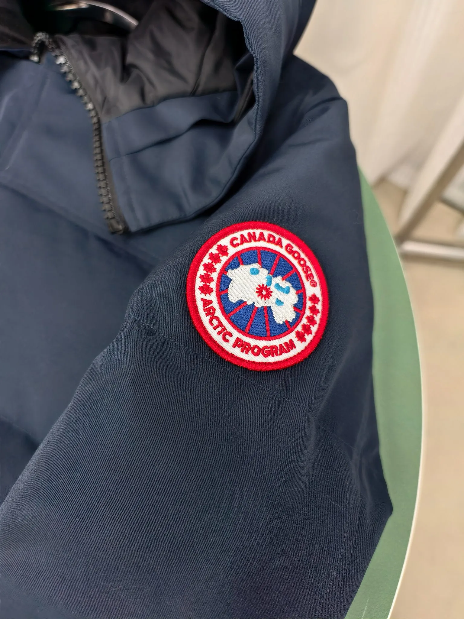 P700————2080M/New 17 models (higher version) Canada goose MacMillan parka. The MacMillan Parka features an innovative design with a streamlined hood detail, added shoulder straps and two additional interior pockets. This hip-length parka offers warmth and style with its quilted design and curved hem. Filled with extremely fluffy white duck down. The MacMillan Parka provides essential protection in all weathers. The adjustable down-connected hood improves warmth and protects against harsh weather. Rib knit cuffs tucked into the interior. The hood is equipped with a detachable zipper guard, and the hood trim can be replaced to create a personalized style and provide more protection (this jacket can be matched with wolf fur collar accessories, choose by yourself) ❤️The only version in the market Color: black red label black black label gray red label gray black label off-white red label navy red label Size: XS-2XL